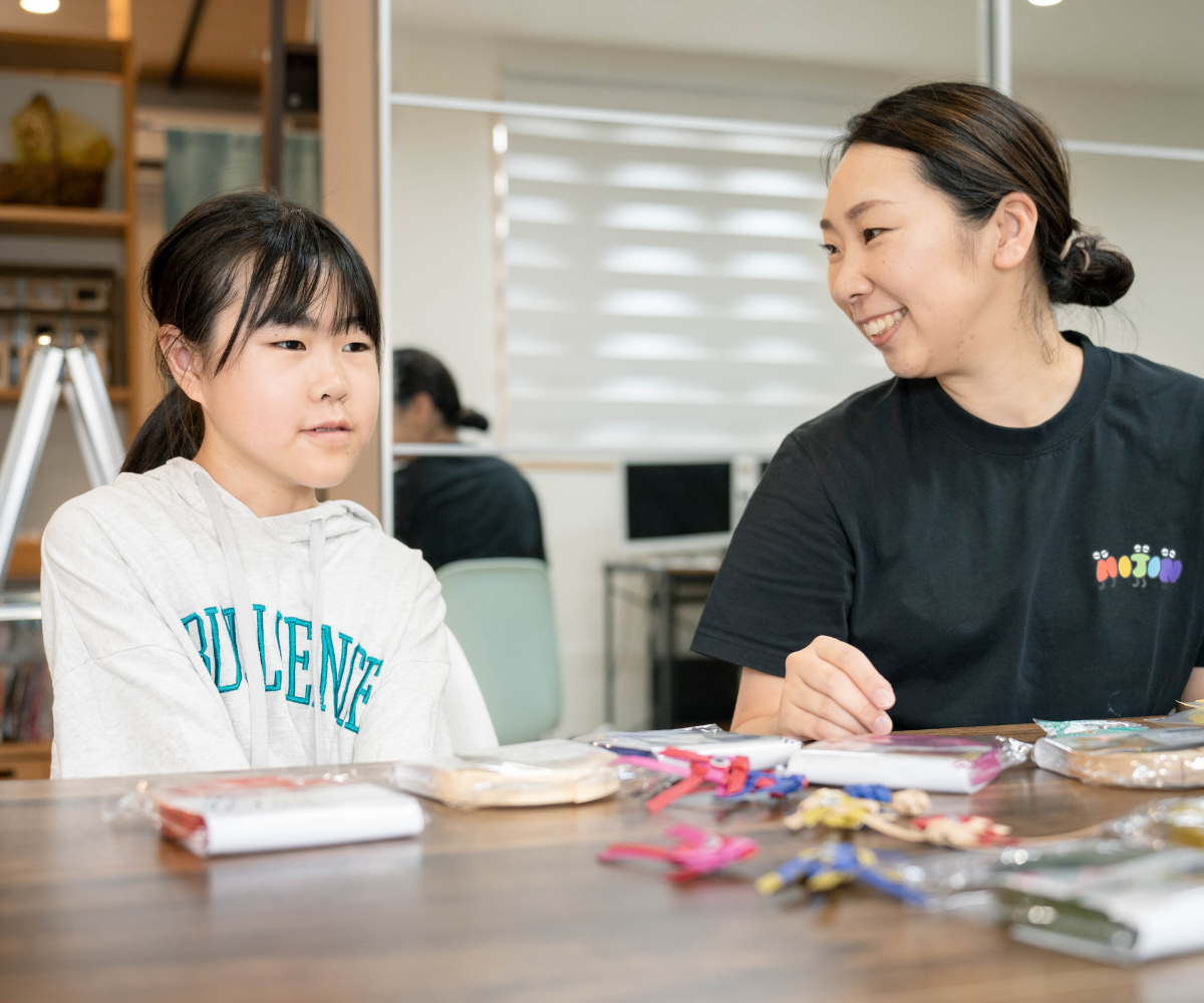 ニジ高のリアル教室でスタッフと過ごす生徒