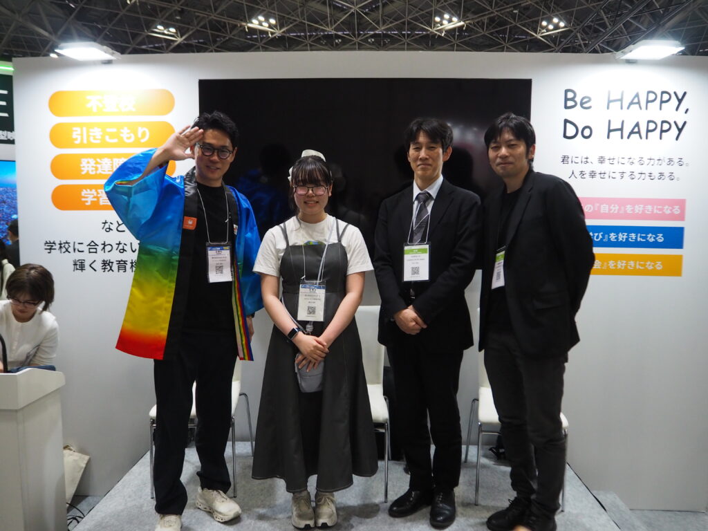 さきちゃんと、京都教育大学の鈴木英太先生、大阪教育大学の四辻伸吾先生、NIJINアカデミー・NIJIN高等学校の創設者であるタツロー校長と対談後の集合写真。
