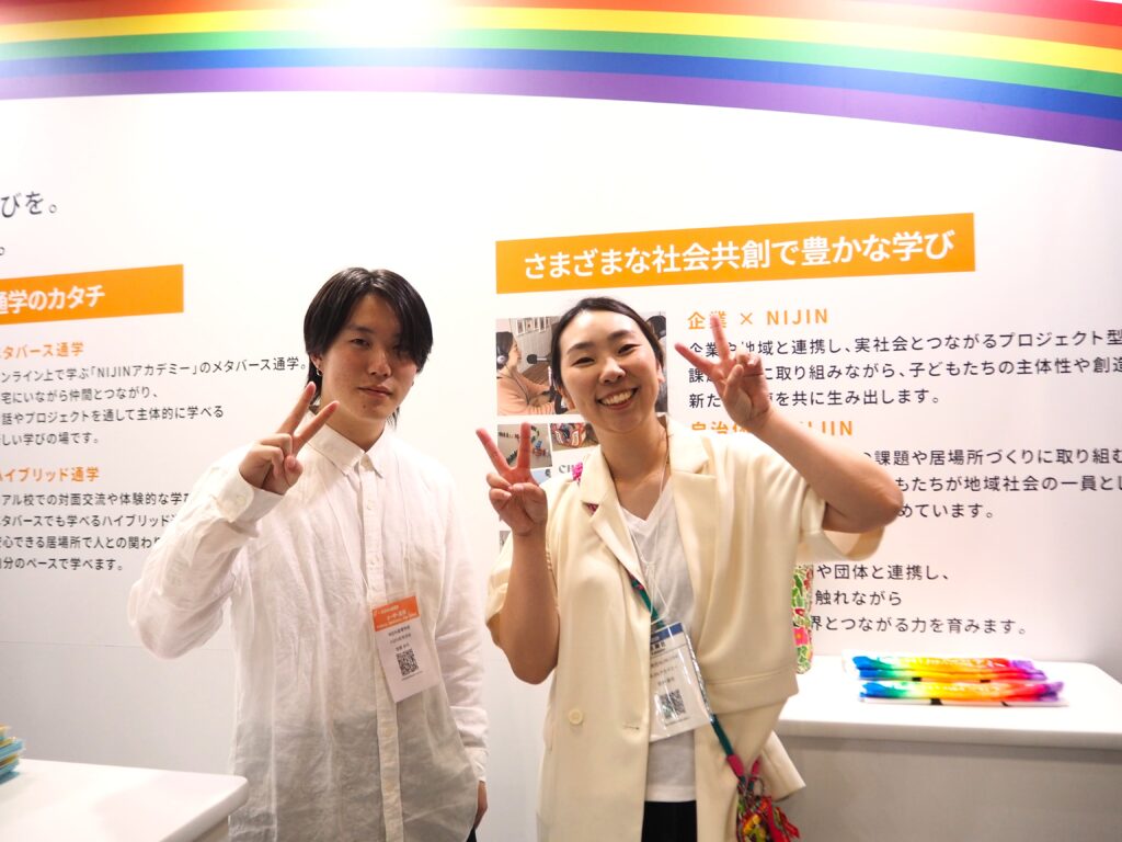 NIJIN高等学院の生徒と教師がEDIX2026のブースで笑顔を見せる様子