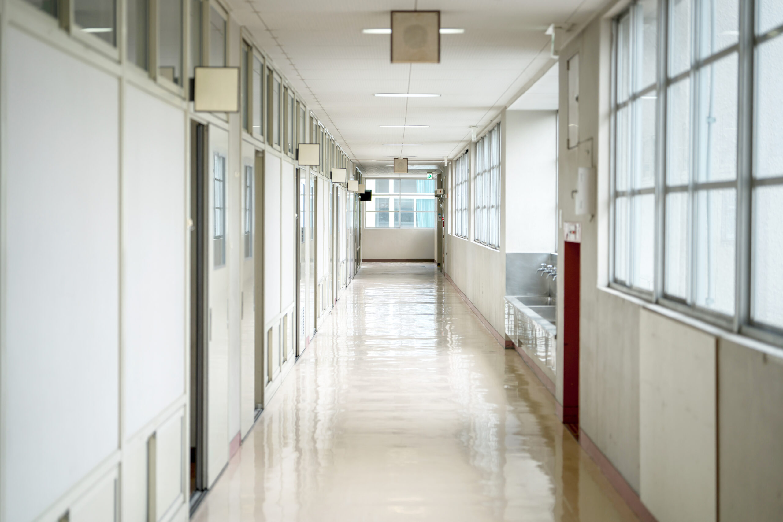 学校の校舎の廊下のイメージ