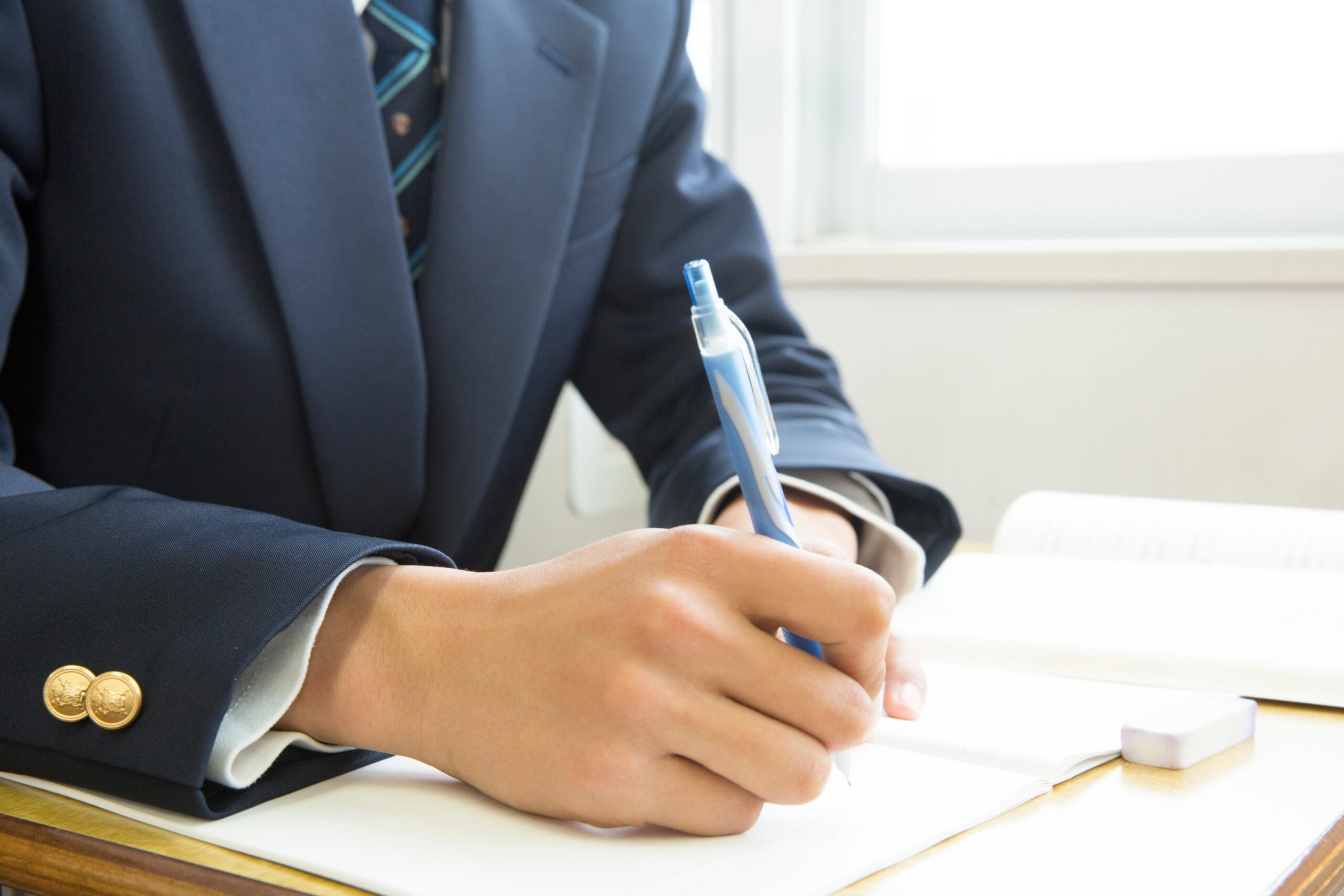 勉強する学生の手元のイメージ