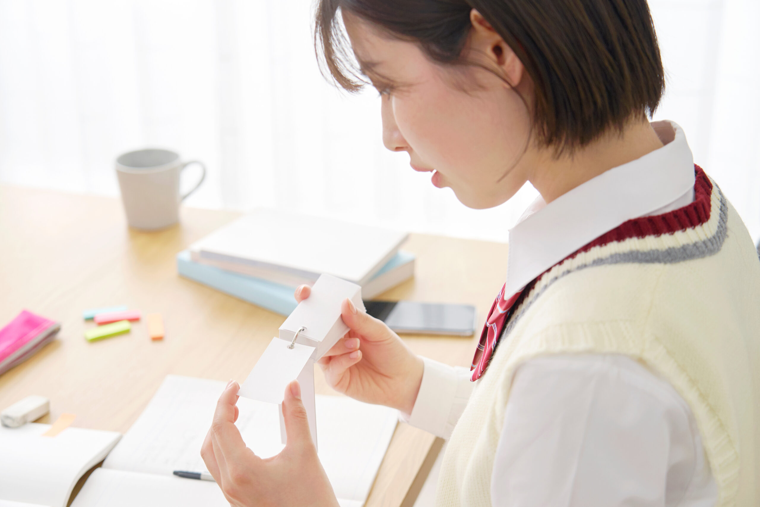 自宅で勉強する女子高生のイメージ