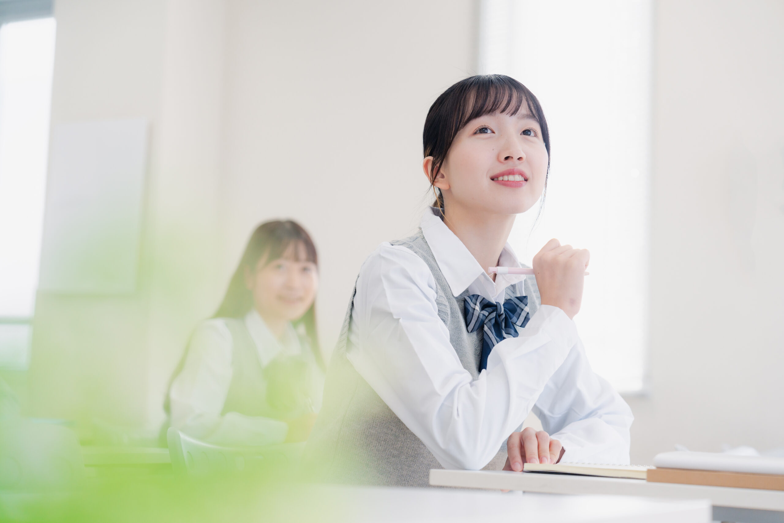 教室で授業を受ける生徒のイメージ