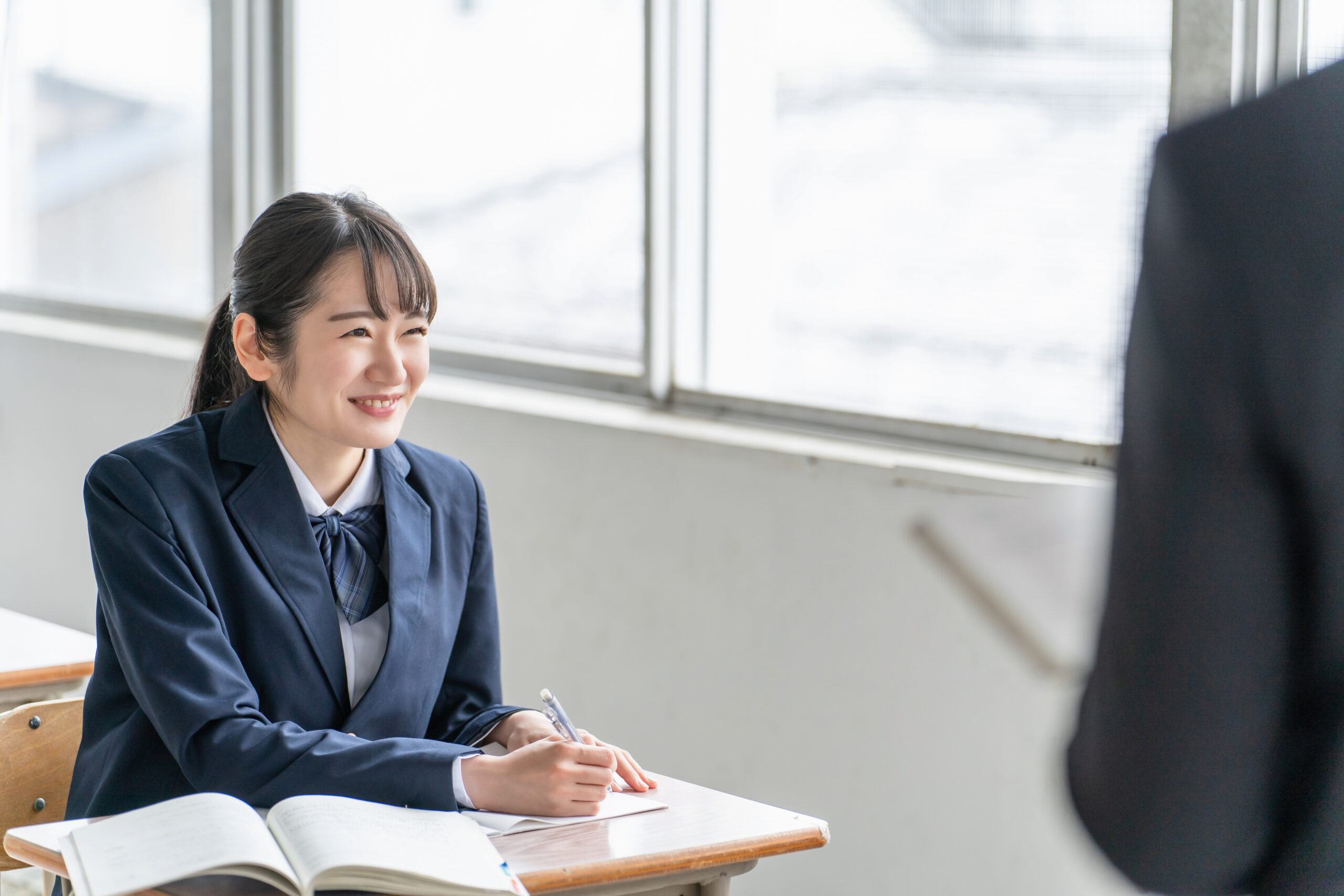 教室で勉強する女子高校生のイメージ
