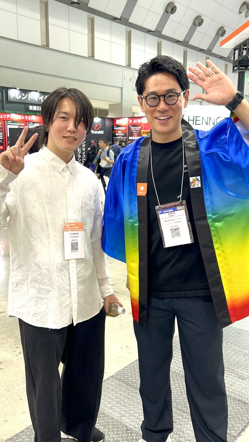 EDIX2026会場で生徒と並ぶ校長・星野達郎